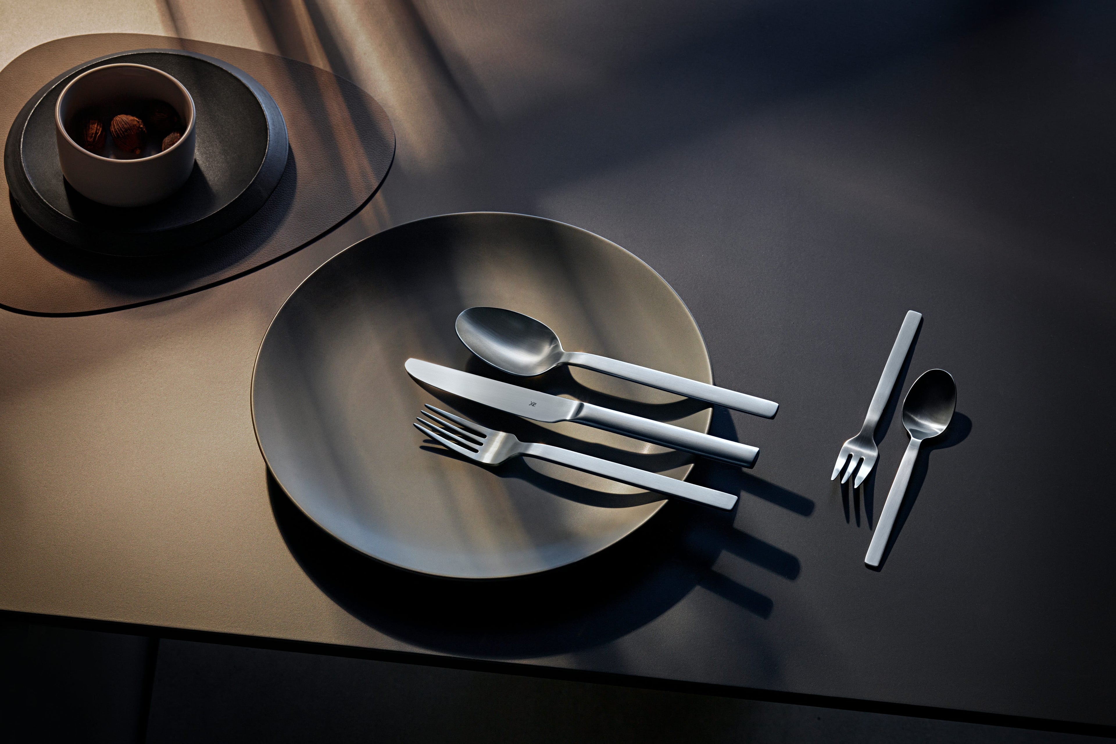 Nærbilde av håndtak på Alteo middagskniv rustfritt stål matt overflate - WMF