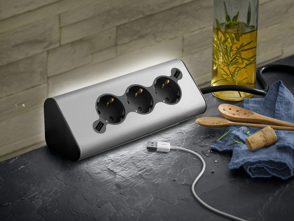 Ambient Multi-Plug Pro grenuttak med LED-lys og USB montert i kjøkken