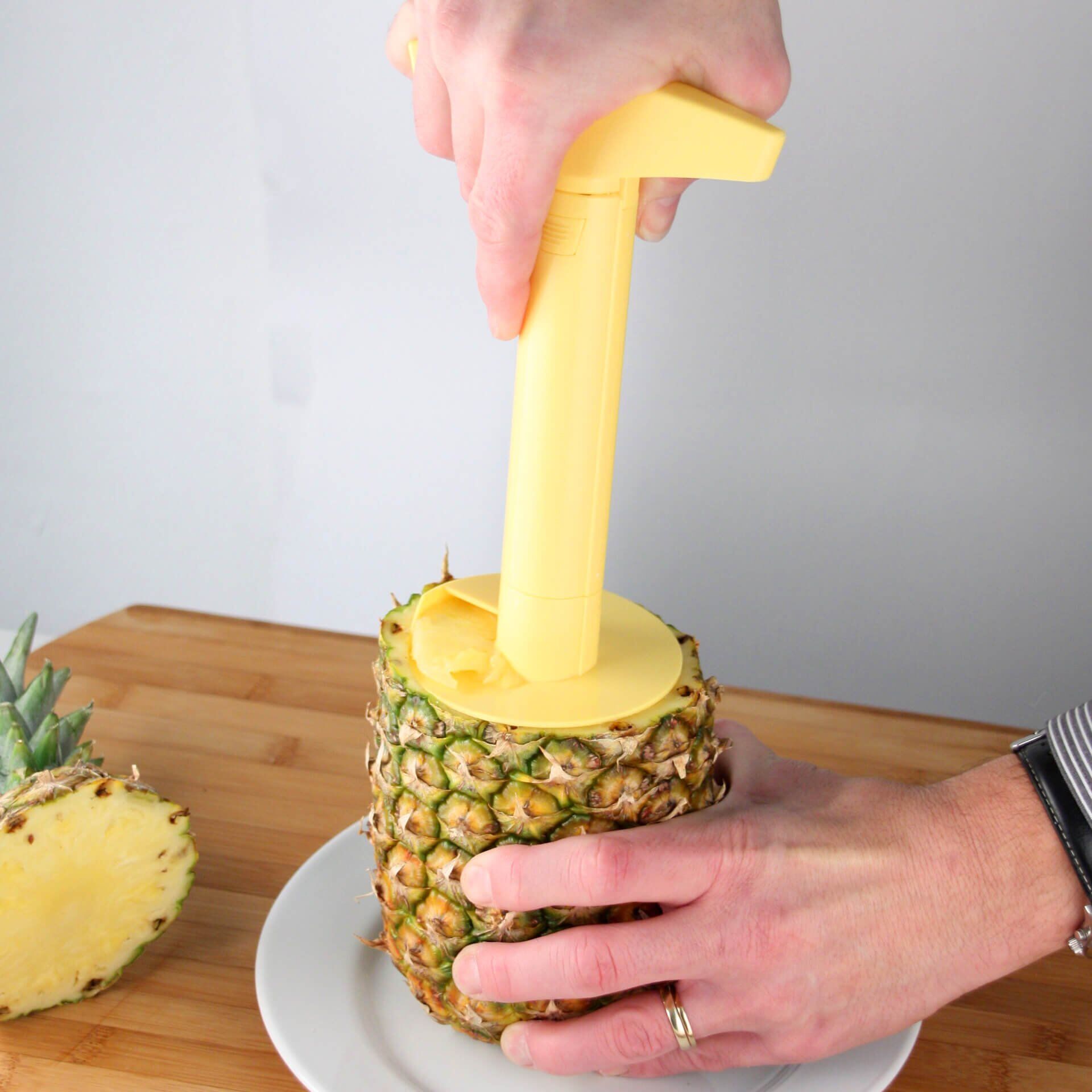 Ananasskjærer 23 cm med skruefunksjon - Fackelmann montert på ananas