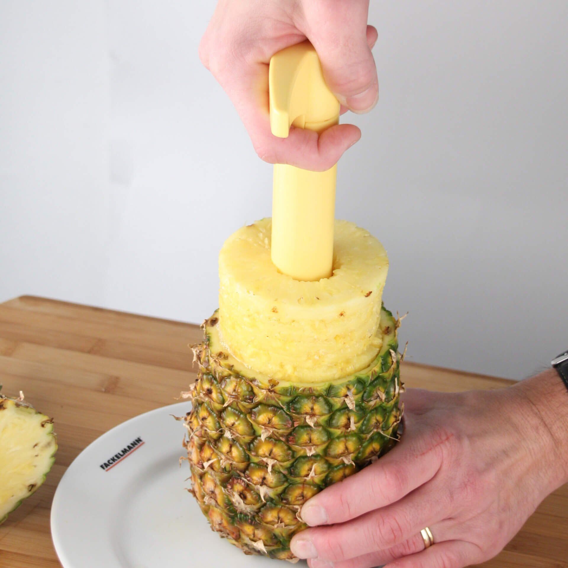 Nærbilde av skjærefunksjon på Ananasskjærer 23 cm med skruefunksjon - Fackelmann