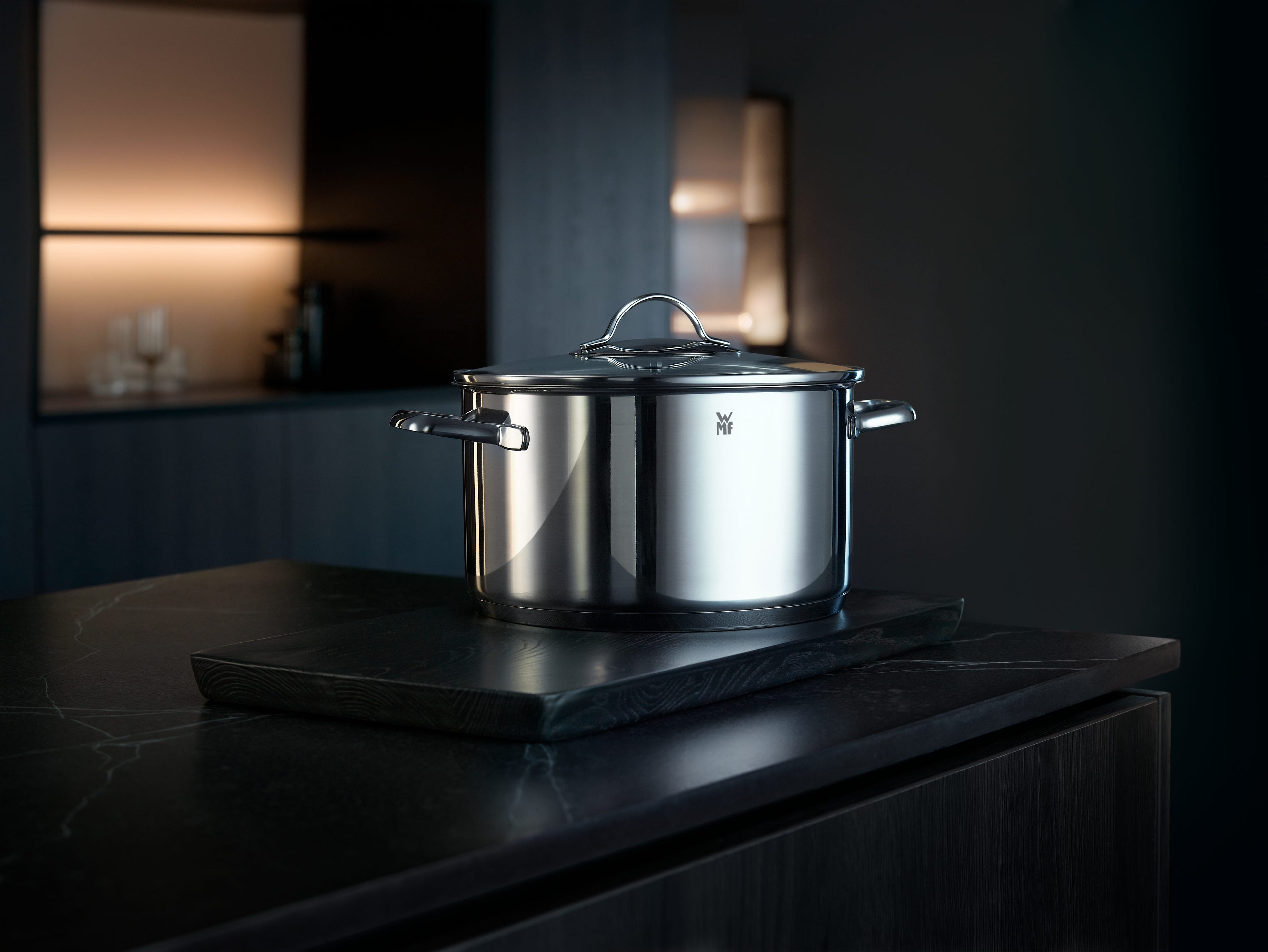 Aparto kjele med lokk 24 cm rustfritt stål 5,7 L induksjon montert på kokeplate