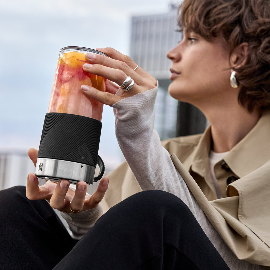 Bærbar smoothieblender 0,3 L tritan oppladbar 50W WMF vist i bruk