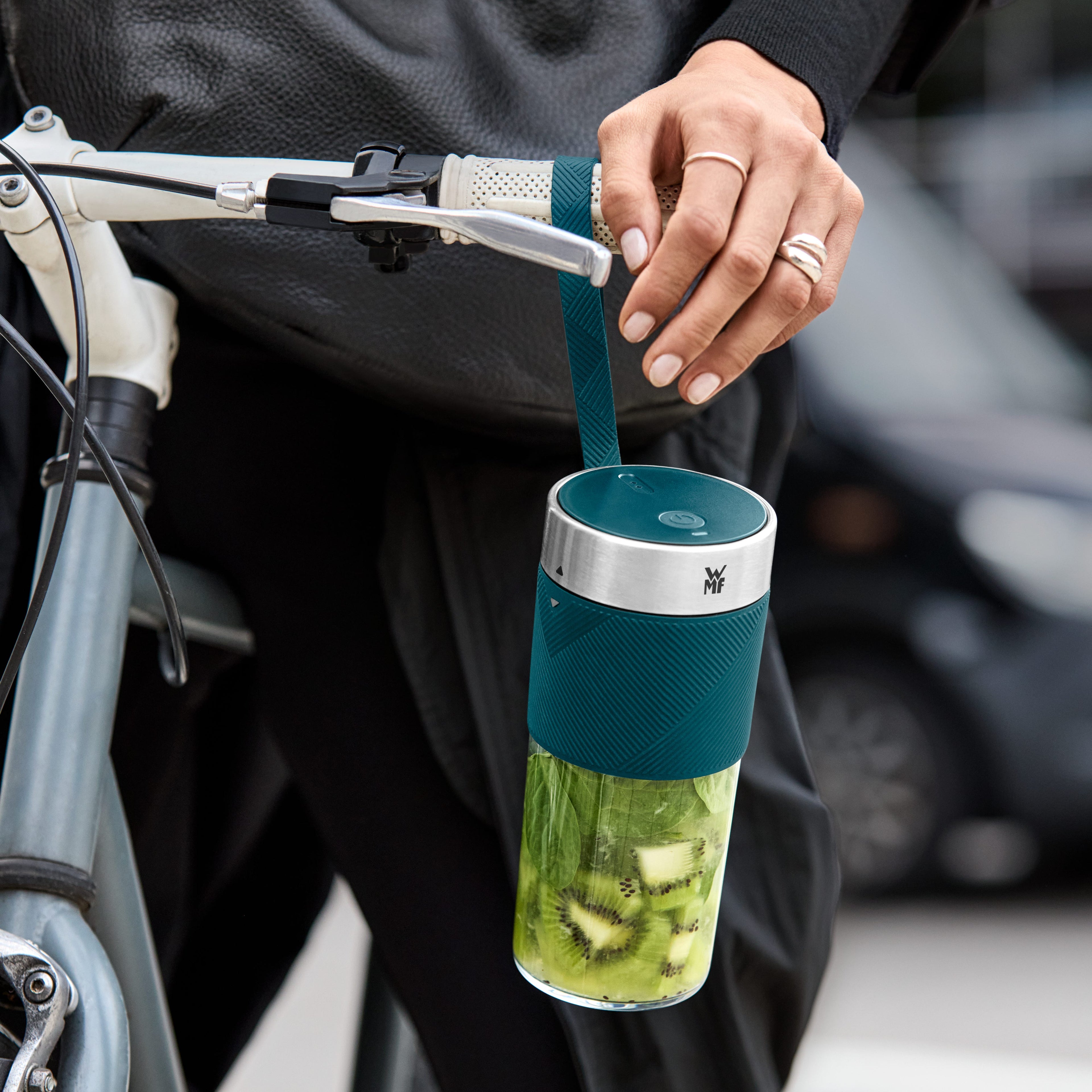 Nærbilde av beholder på Bærbar smoothieblender 0,3 L tritan oppladbar petrol - WMF