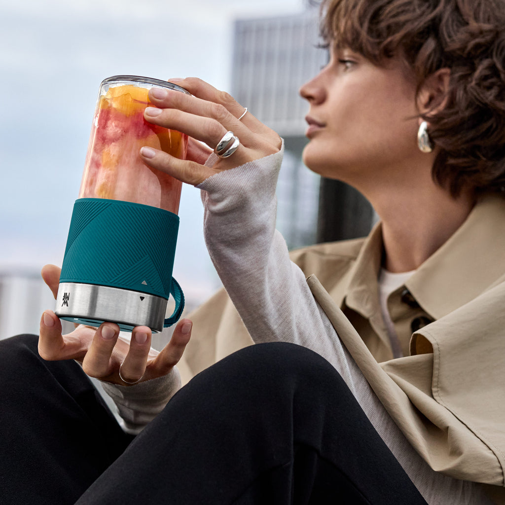 Sidevisning av Bærbar smoothieblender 0,3 L tritan oppladbar petrol - WMF