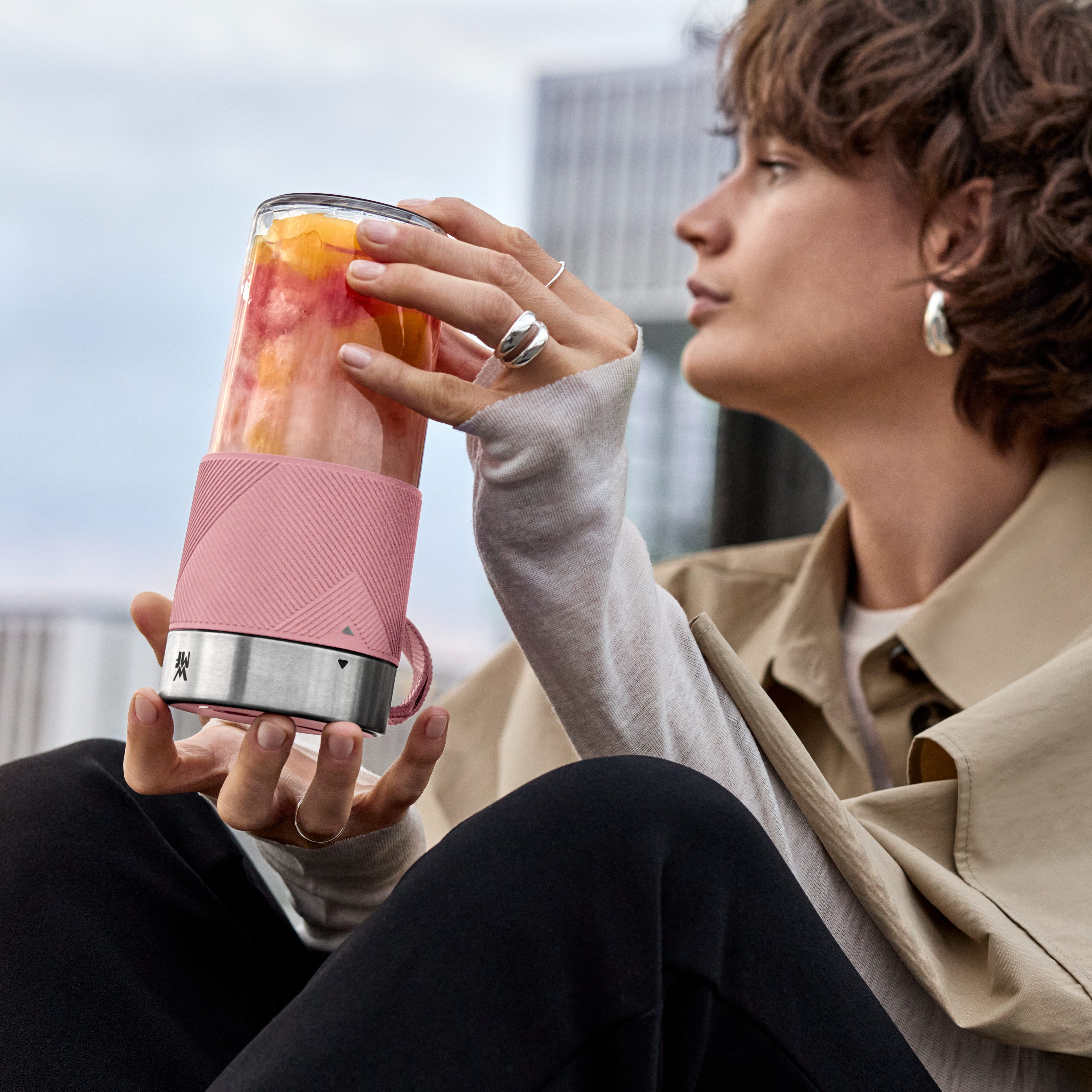 Bærbar smoothieblender 0,3 L tritan oppladbar rosa i bruk