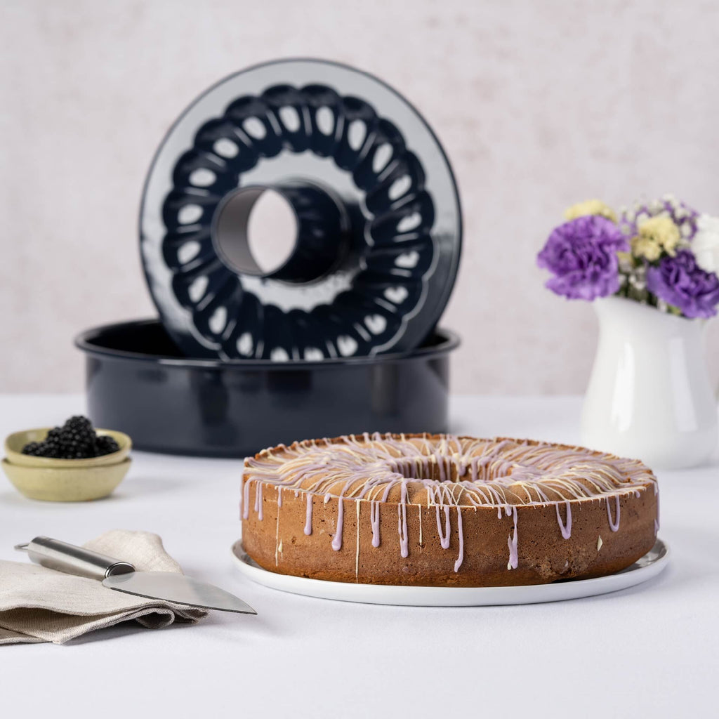 Bakeform med flat- og rørbunn emalje Ø28 cm PFAS-fri Dr. Oetker detalj av emalje
