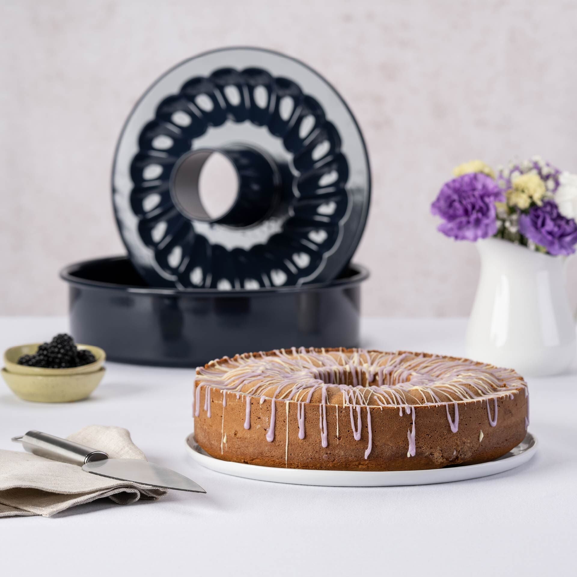 Bakeform med flat- og rørbunn emalje Ø28 cm PFAS-fri Dr. Oetker detalj av emalje