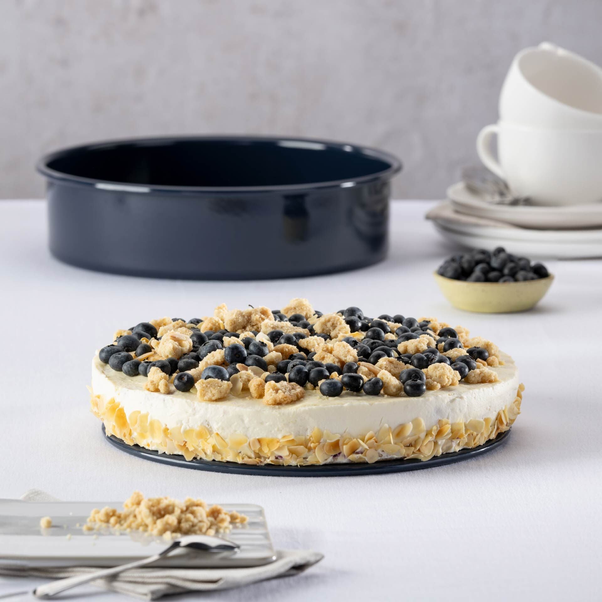 Bakeform med løftbunn emaljert Ø28 cm PFAS-fri - Dr. Oetker detalj av løftbunn