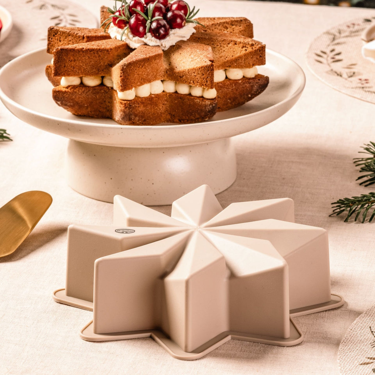 Bakeform silikon stjerneformet Ø22 cm beige - Dr. Oetker, nærbilde av stjerneformen i platinasilikon