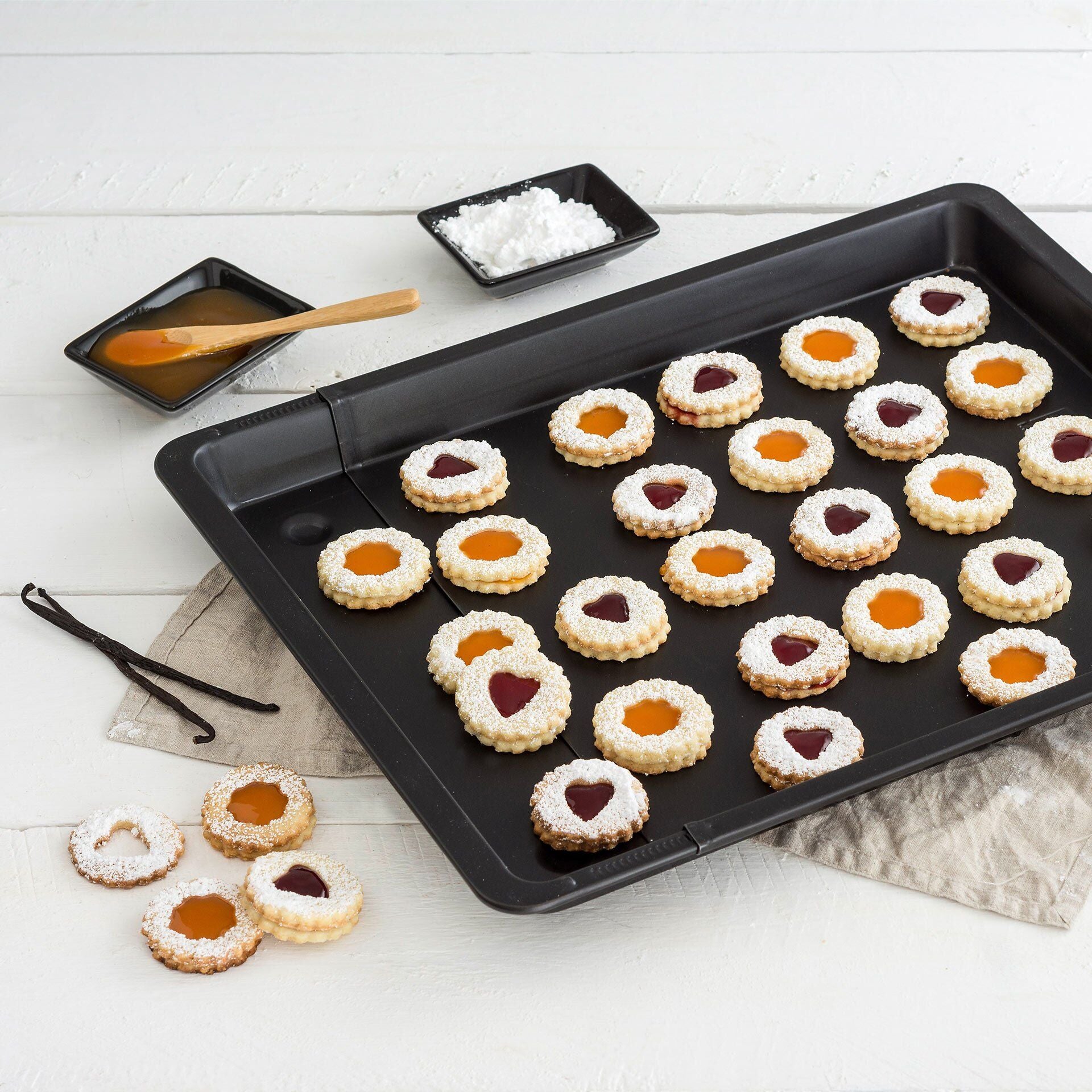 Detalj av non-stick belegg på Bakeplate uttrekkbar 37,5-52 cm non-stick med høy kant - Zenker