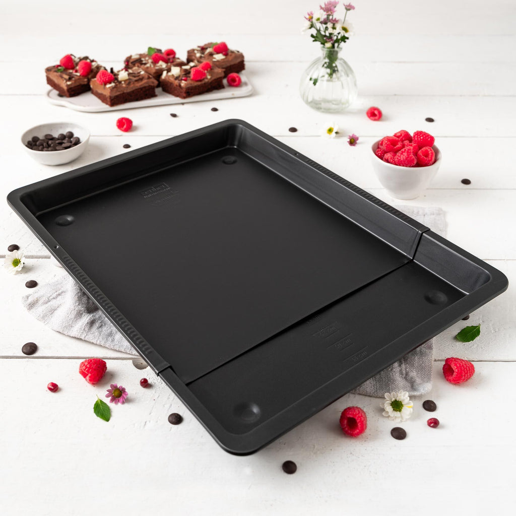 Bakeplate uttrekkbar 37-52 cm høy kant non-stick - Zenker bakside