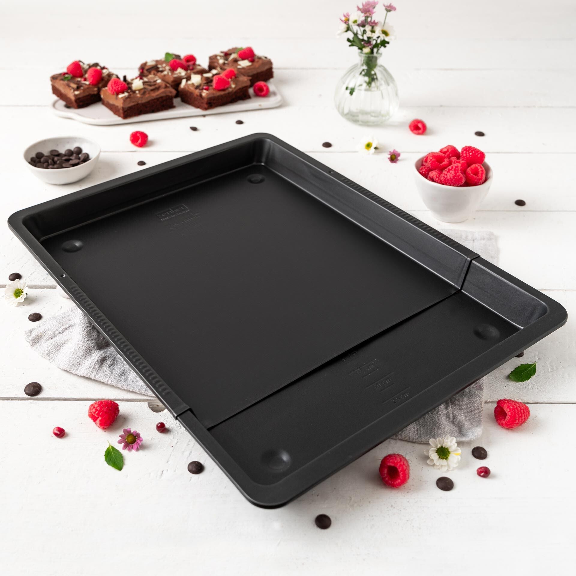Bakeplate uttrekkbar 37-52 cm høy kant non-stick - Zenker bakside