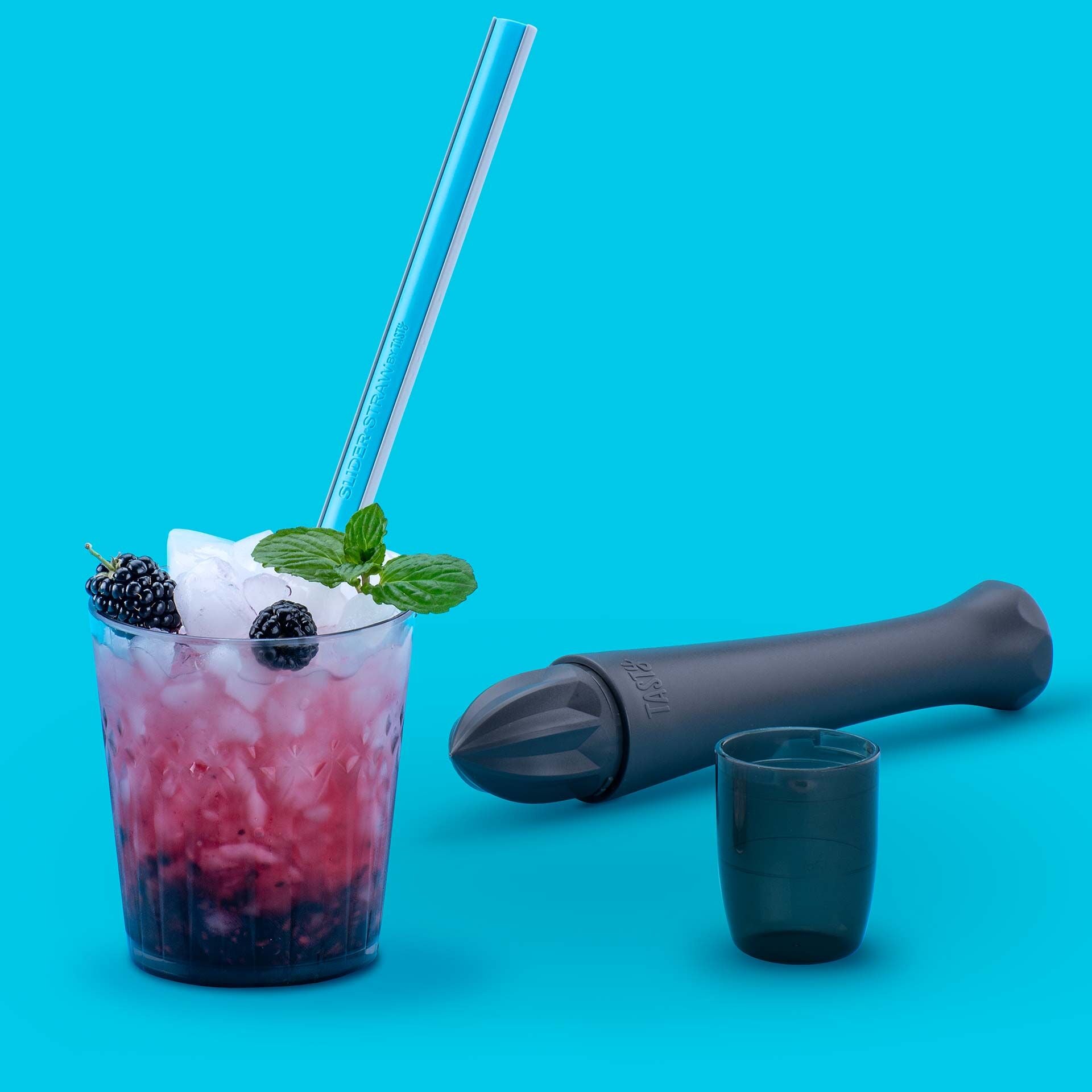 Montert Barstøter 3-i-1 med sitruspresse og målebeger 2/4 cL 2-delt - Tasty i bruk
