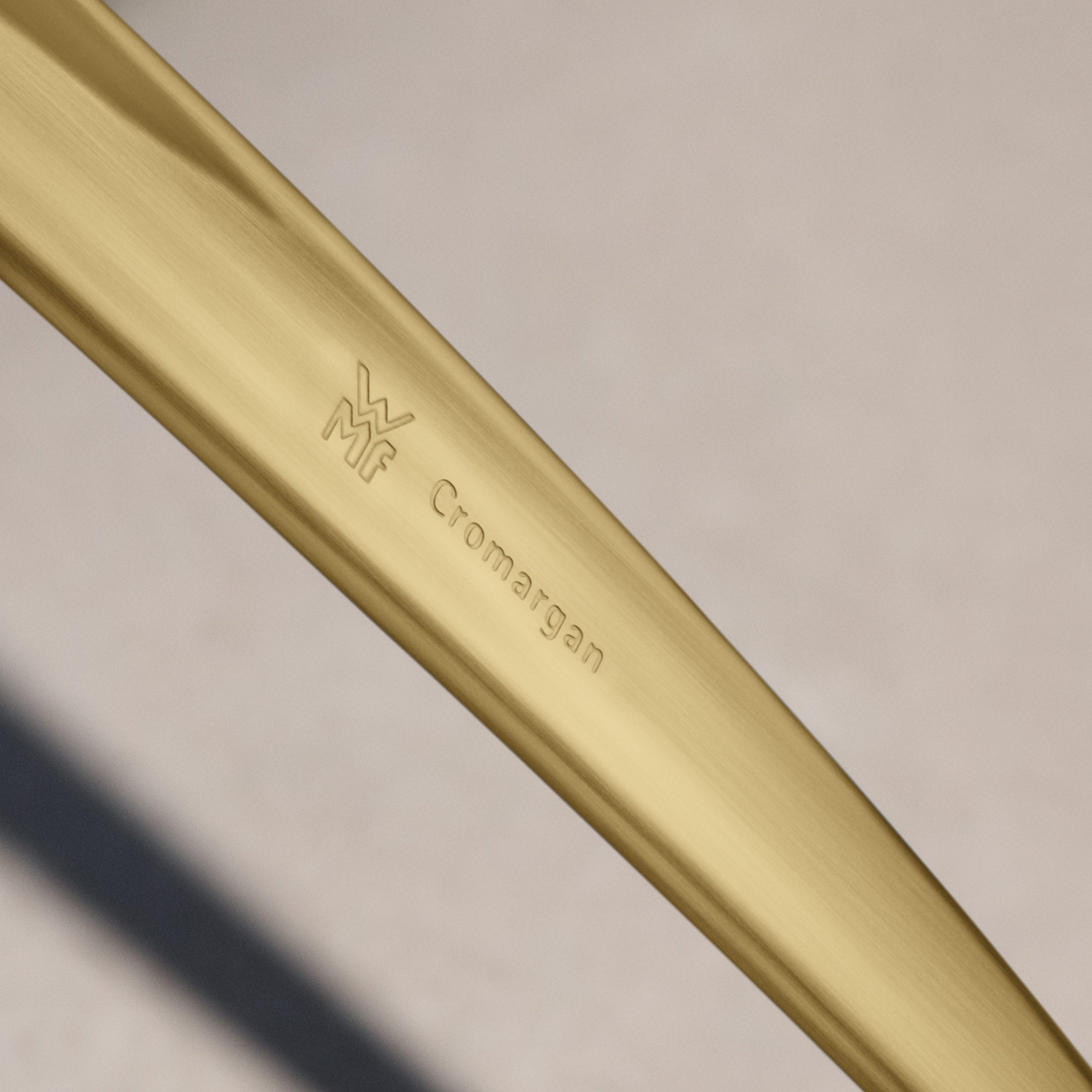 Bestikksett Boston Champagne Gold 24 deler montert på bord