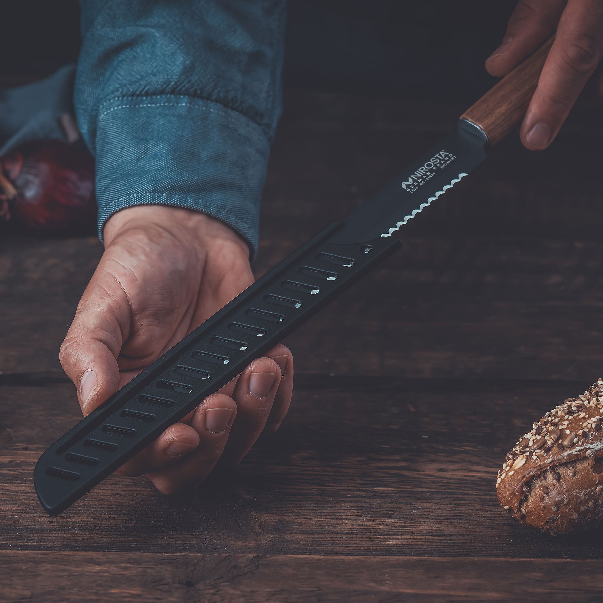 Brødkniv Flow 20 cm rustfritt stål med akasieskaft montert