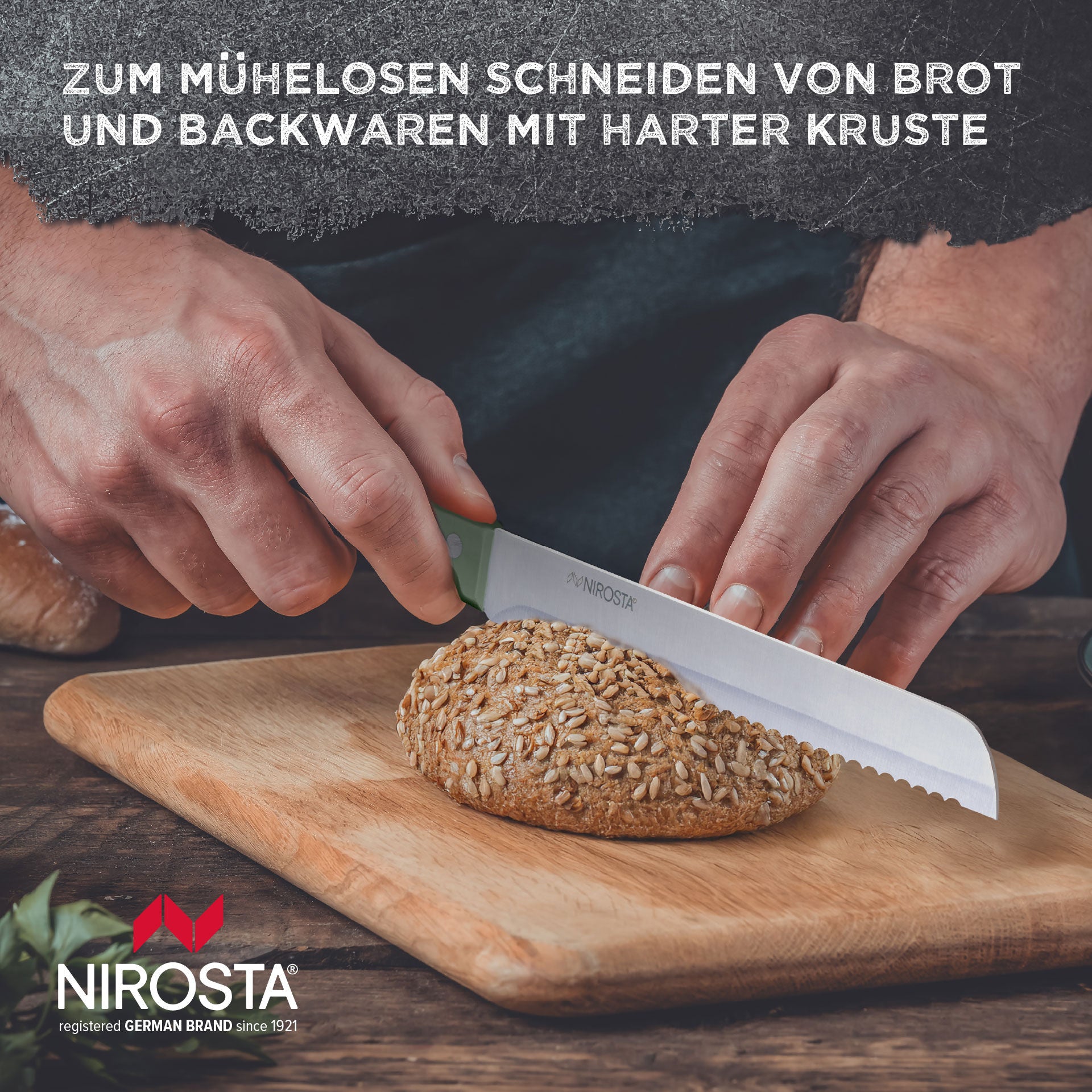 Brødkniv Trio 20 cm rustfritt stål bølgeslipt i bruk ved skjæring