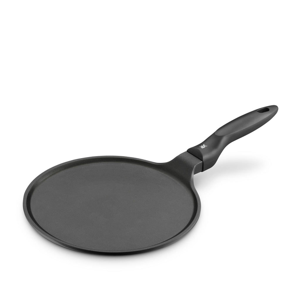 Crêpepanne 27 cm non-stick med deigfordeler og spade - WMF forfra