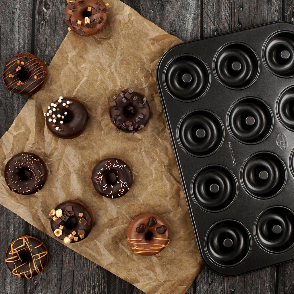 Nærbilde av koppene på Donutform 12 kopper non-stick Tradition Dr. Oetker