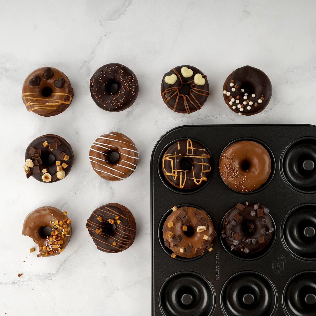 Donutform 12 kopper non-stick Tradition Dr. Oetker med ferske donuts