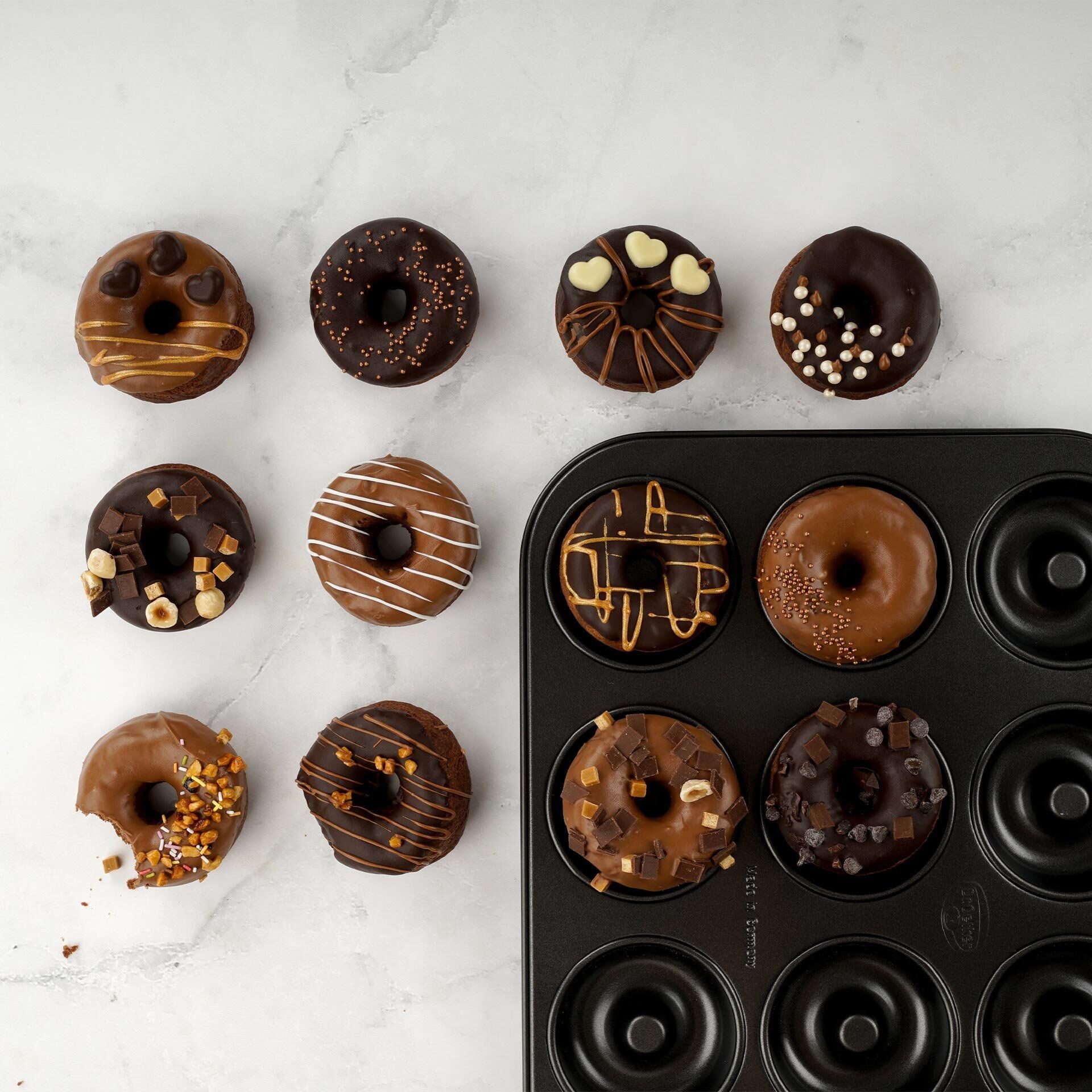 Donutform 12 kopper non-stick Tradition Dr. Oetker med ferske donuts