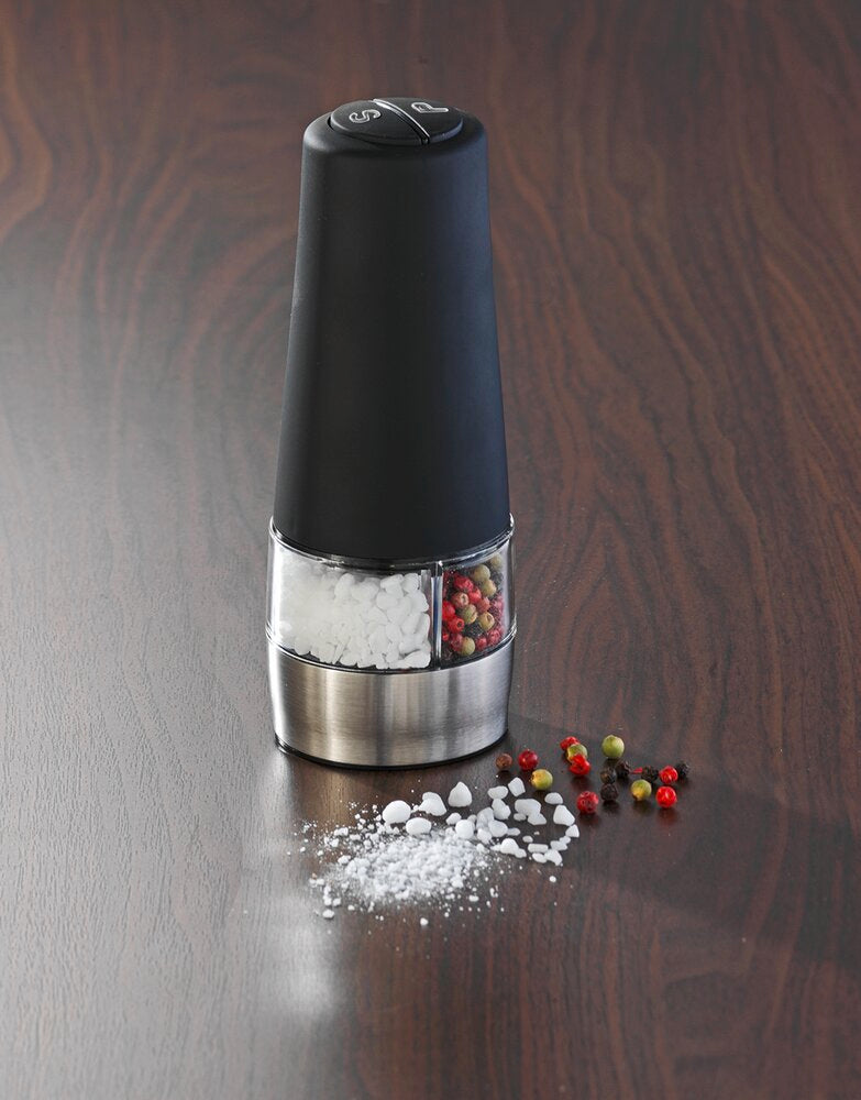 Elektrisk salt- og pepperkvern 2-i-1 med LED-lys svart - WENKO i bruk