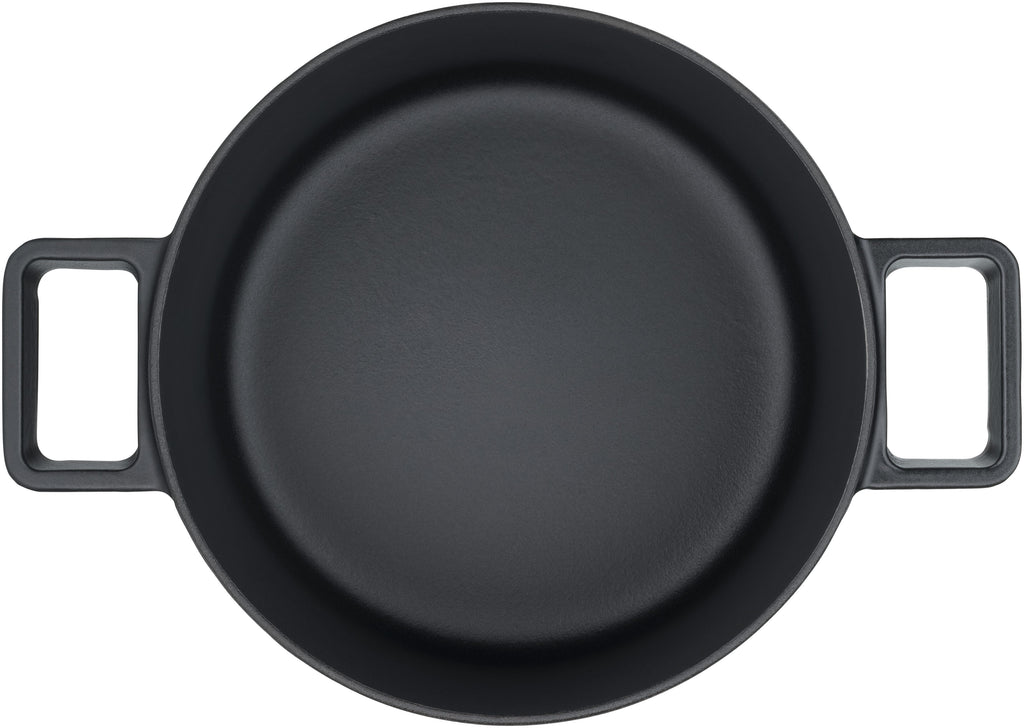 Flavour stekegryte støpejern 24 cm svart 5,2 L med lokk montert på komfyr
