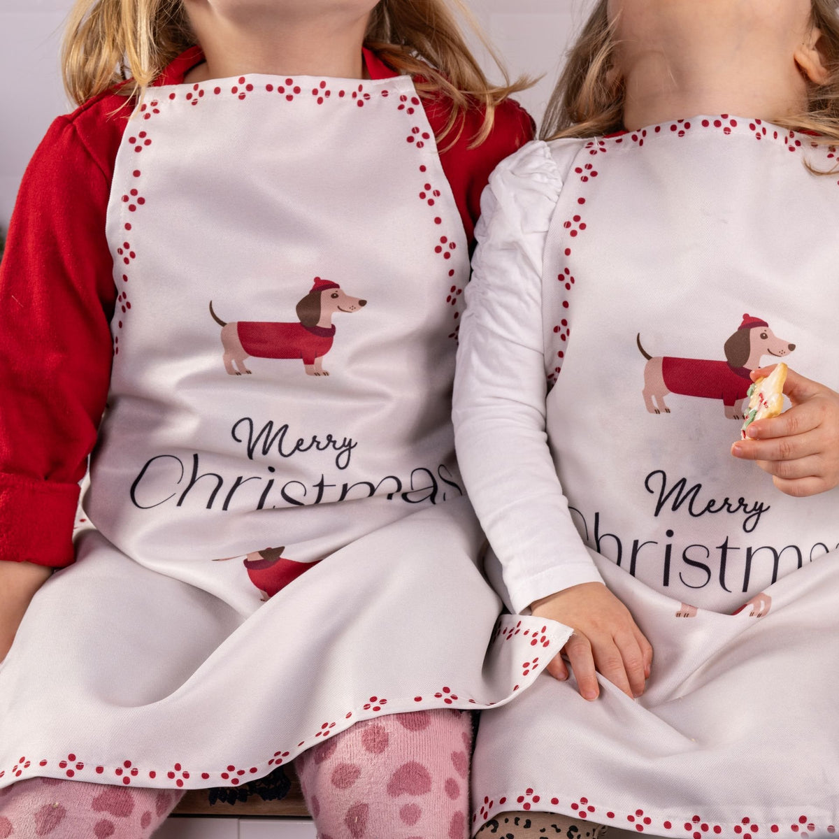 Nærbilde av dachshundmotivet på Forkle Holiday Joy dachshund hvit polyester 60×45 cm - Dr. Oetker