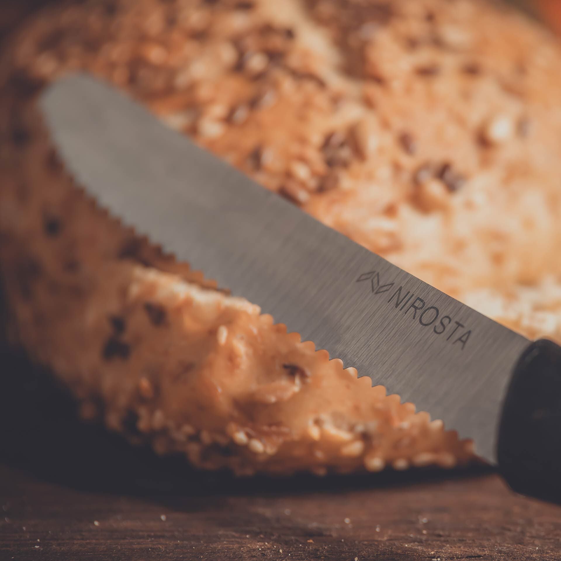 Frokostkniv 20 cm svart bølgeslipt rustfritt stål - Nirosta detalj av blad