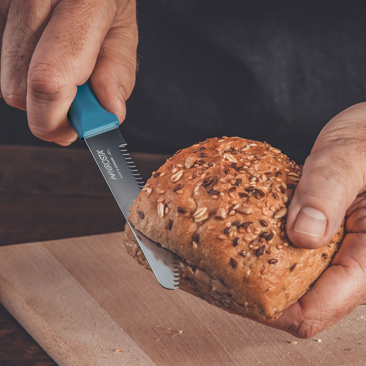 Detalj av blad på Frokostkniv bølgeslipt 11 cm blå - Nirosta Elemental