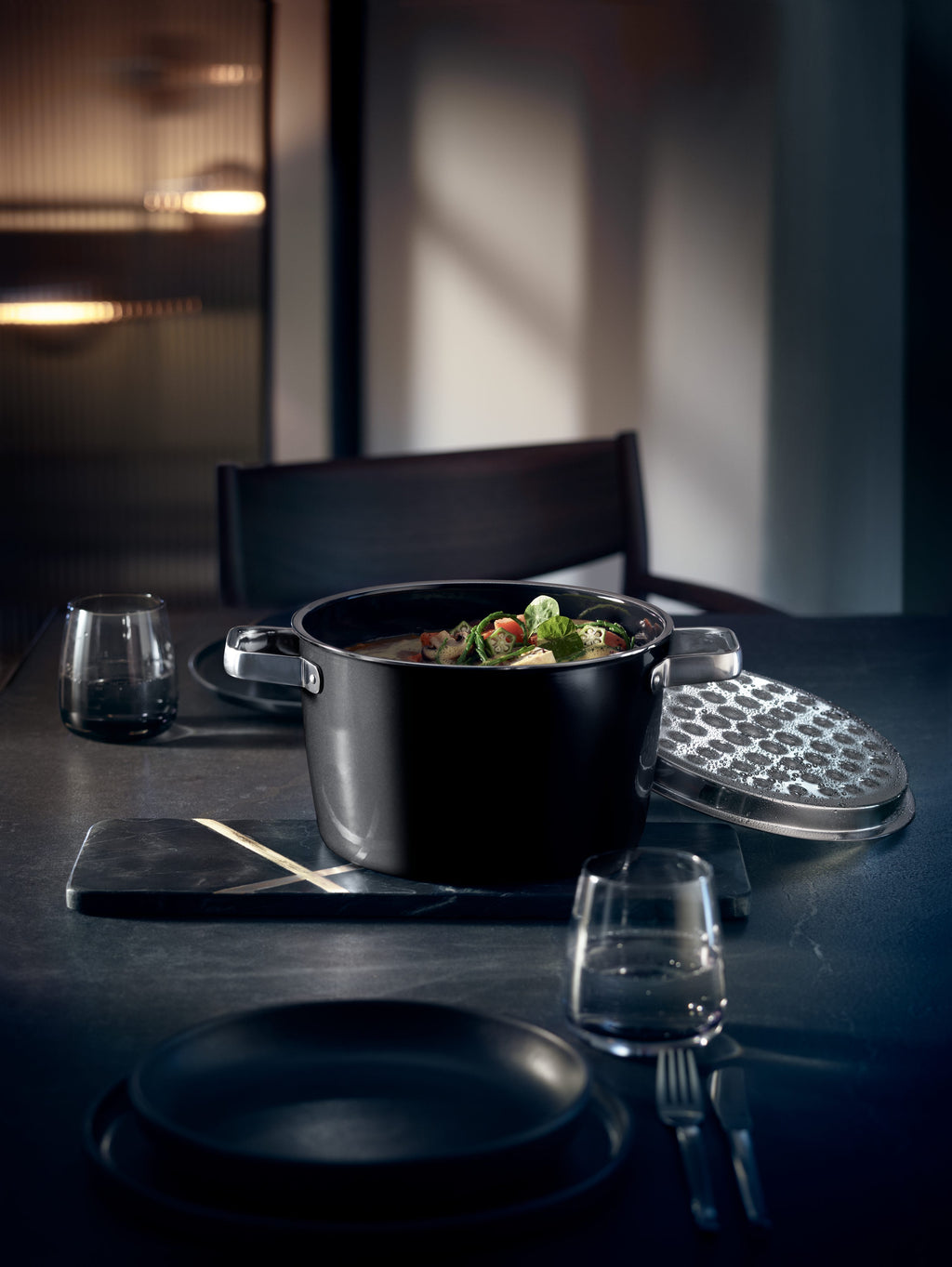 Fusiontec Aromatic kjele 22 cm svart med lokk detalj av hellekant