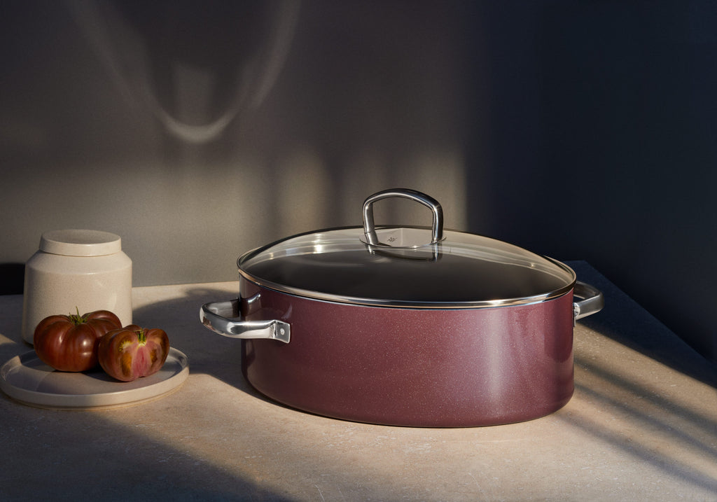 Sideprofil av Fusiontec Mineral langpanne oval 36 cm med glasslokk