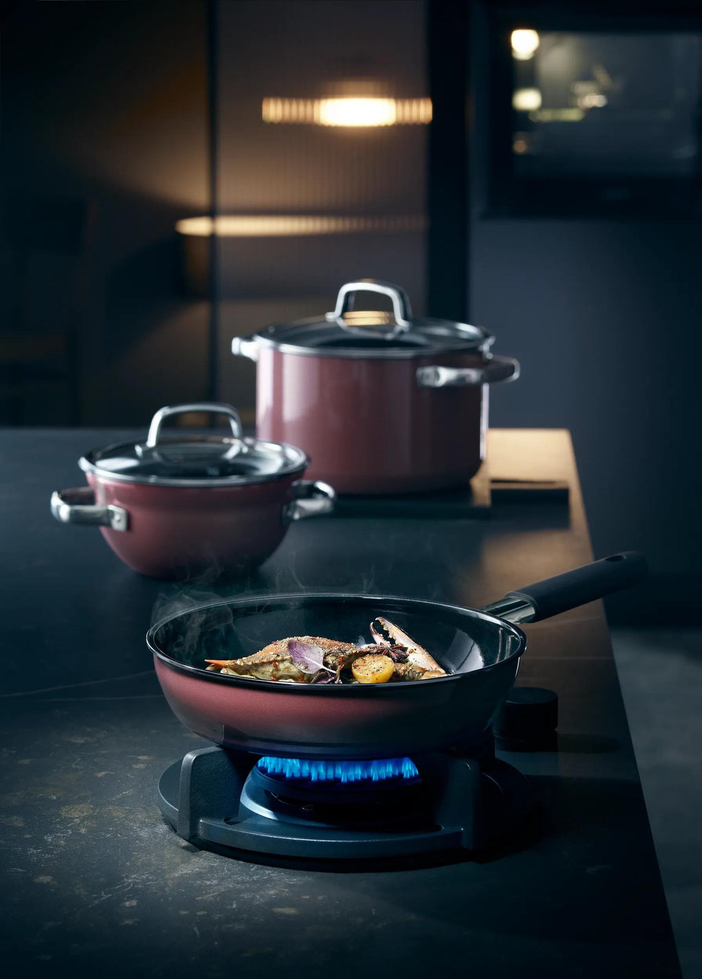 Fusiontec Mineral stekepanne 24 cm non-stick rose quartz montert på komfyr
