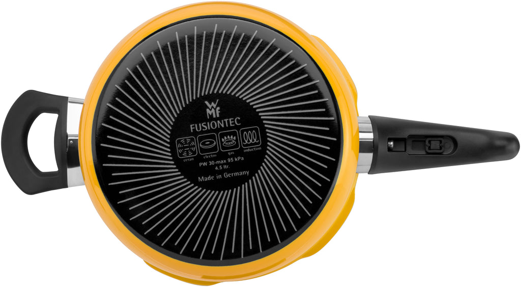 Fusiontec Perfect trykkkoker 22 cm 4,5 L yellow montert på komfyr