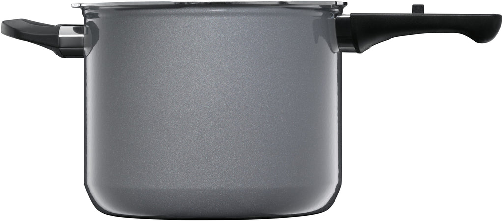 Fusiontec Perfect trykkkoker 22 cm 6,5 L platinum montert på komfyr