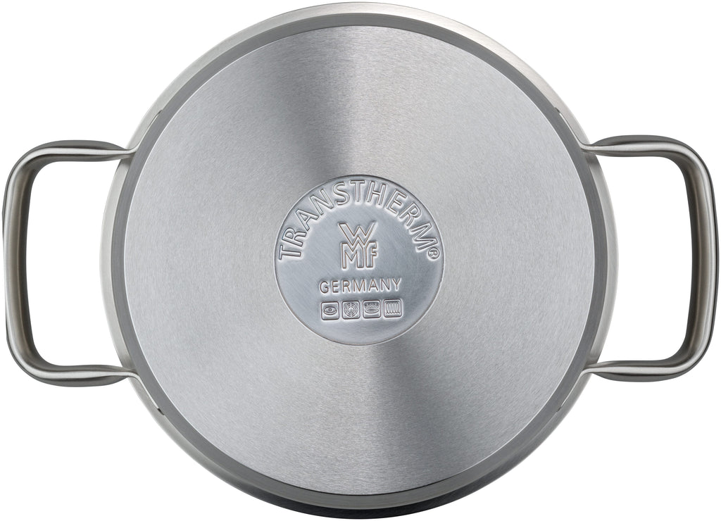Gourmet Plus gryte med lokk 20 cm rustfritt stål 2,5 L - WMF montert på kokeplate