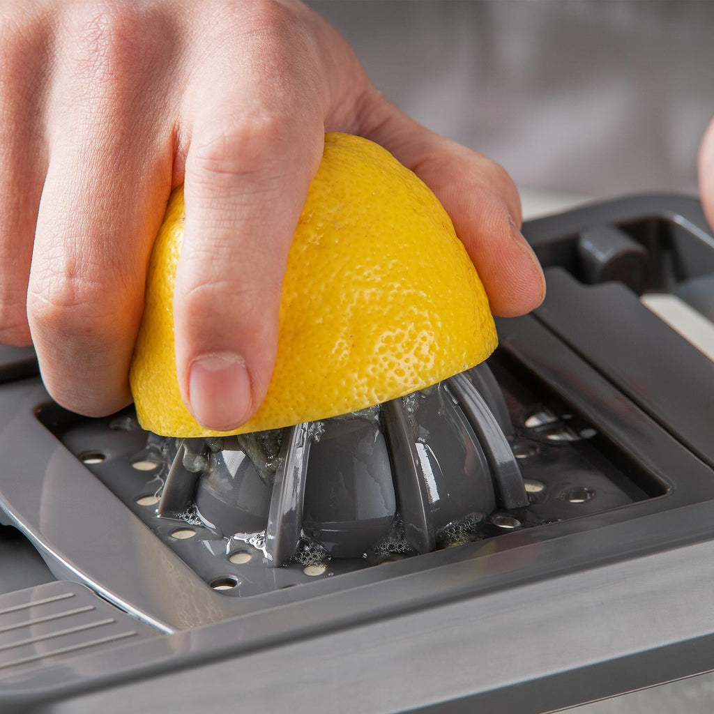 Montert Grønnsakssnitter 15-delt sett med rivjern og presse i bruk