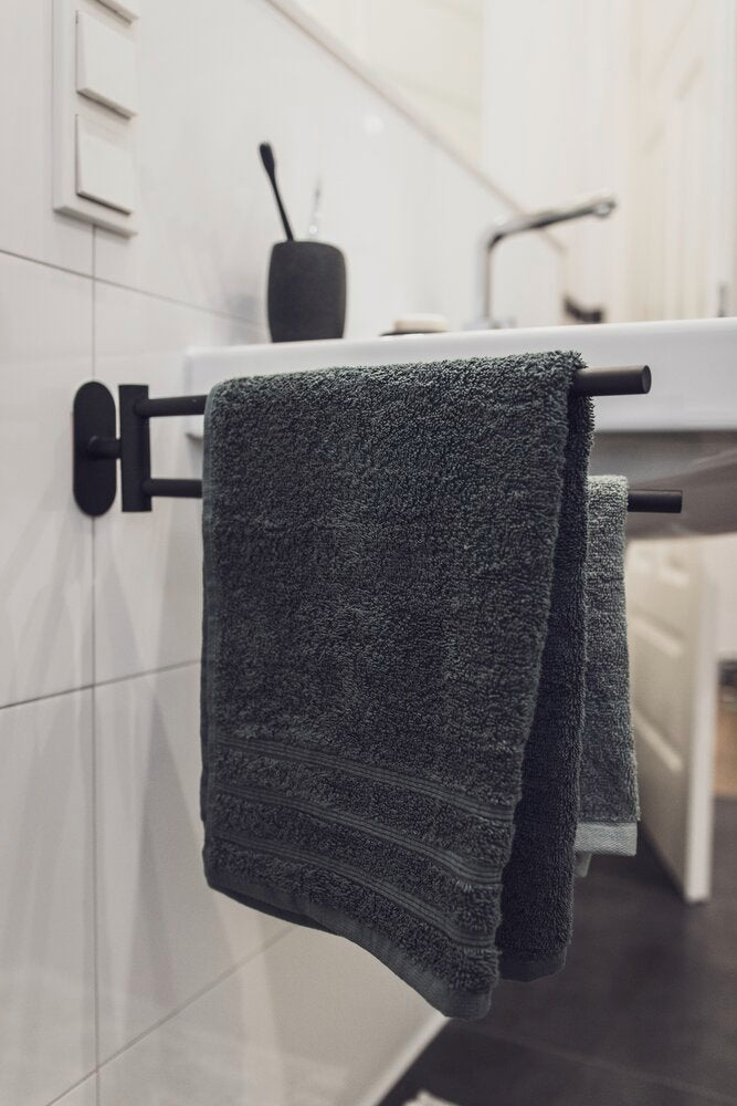 Håndkleholder med 2 svingbare armer rustfritt stål svart matt - Wenko fra siden