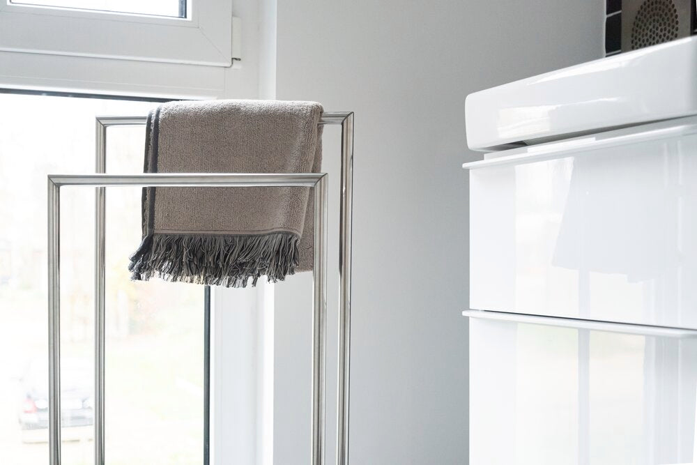 Håndkleholder Ravina rustfritt stål med glassplate i bruk