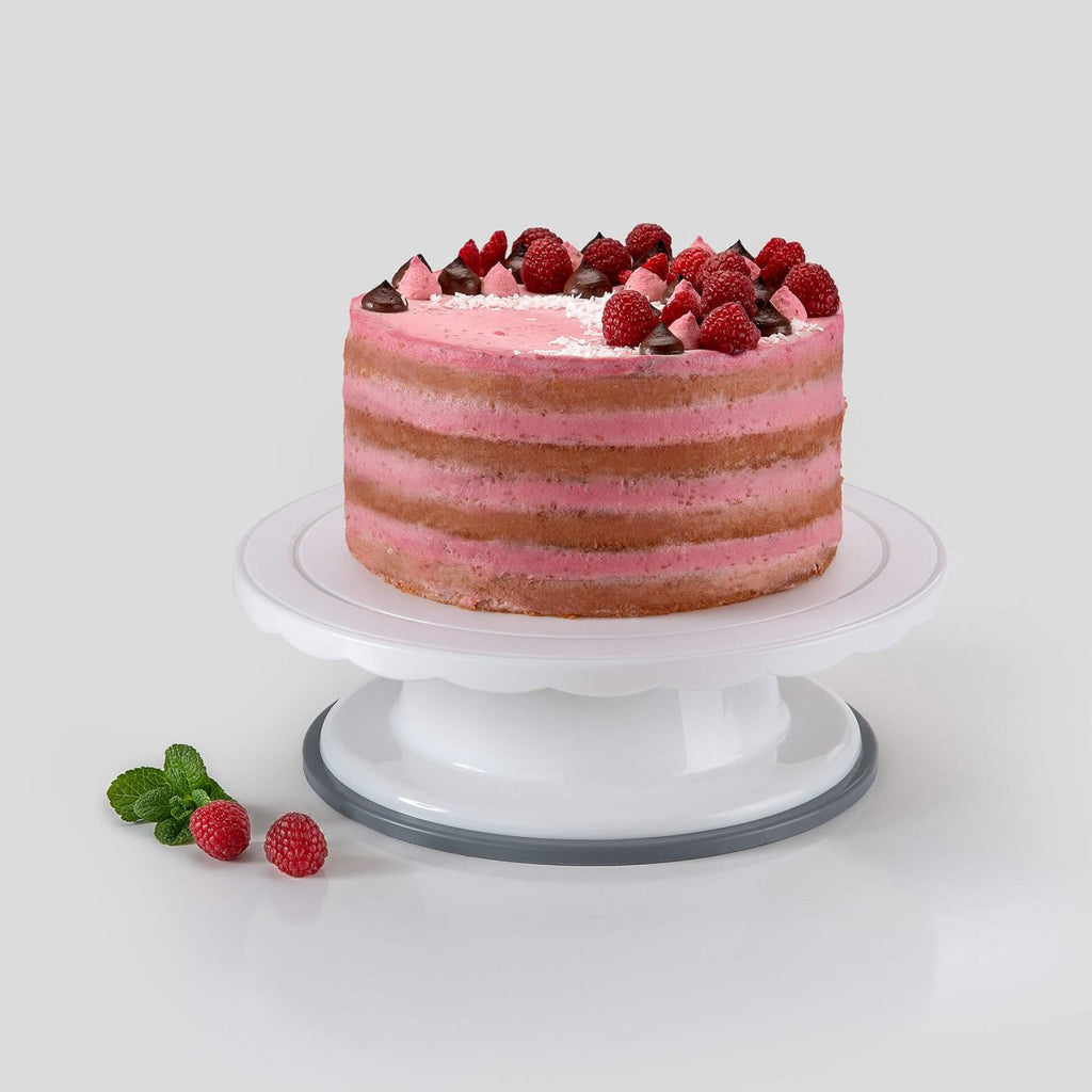 Kakefat roterende plast Ø27 cm med sklisikker bunn - Dr. Oetker med lagkake under pynting