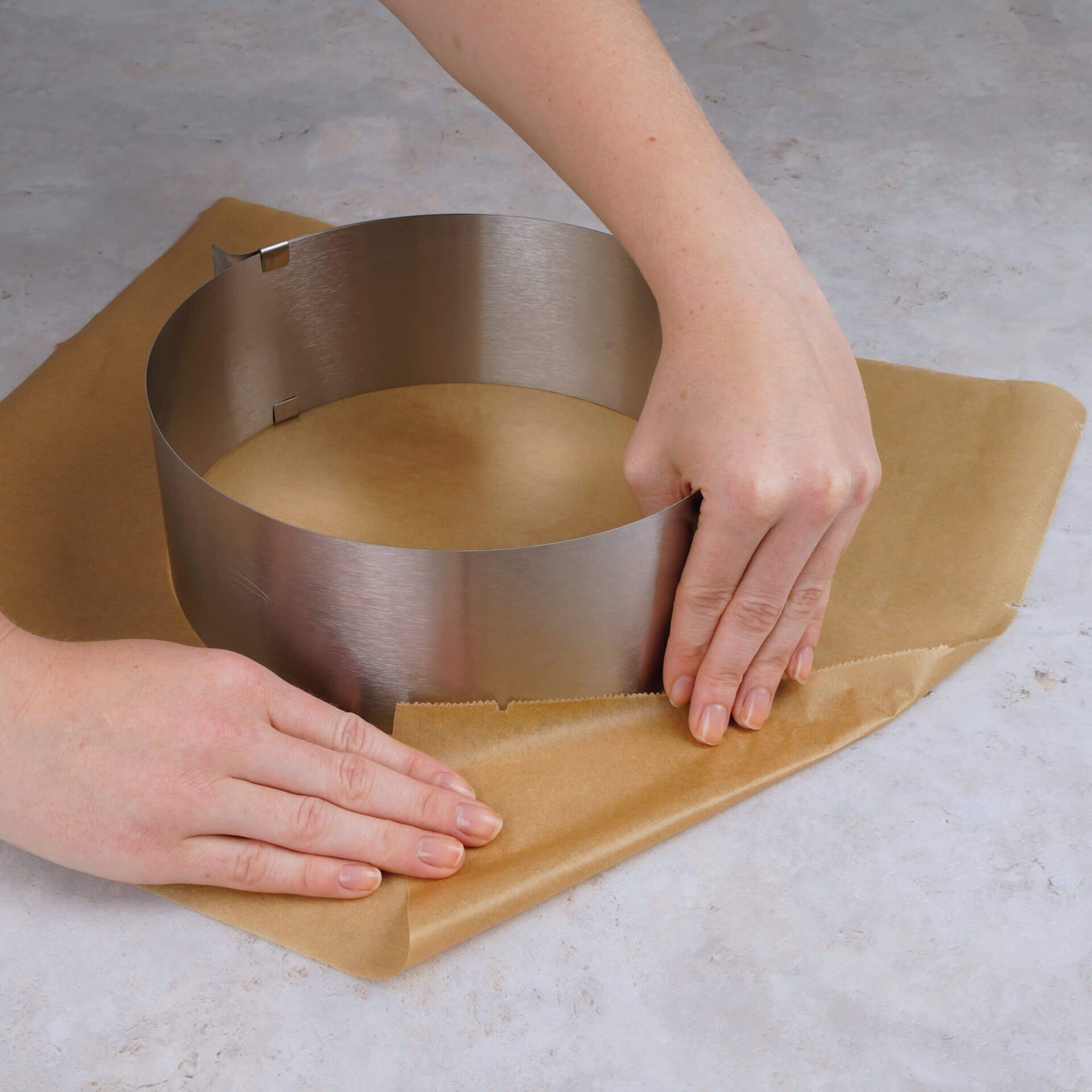 Detalj av Kakering justerbar Ø16-30 cm rustfritt stål - Dr. Oetker