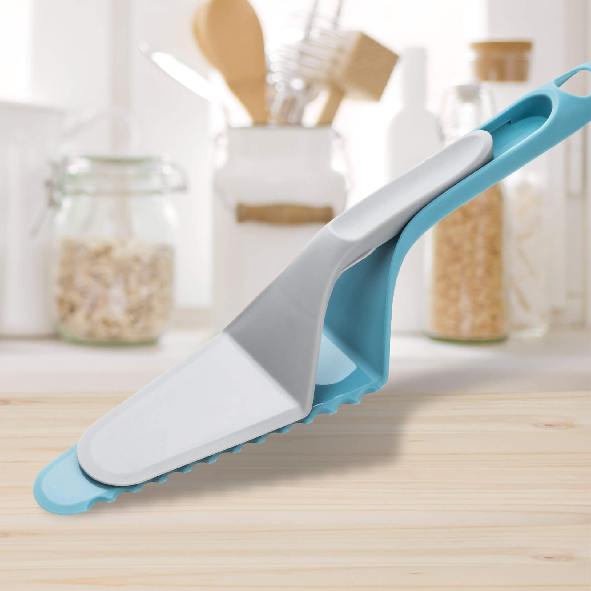 Detalj av kakespade og kakekutter 2-i-1 plast 27,5 cm - Zenker