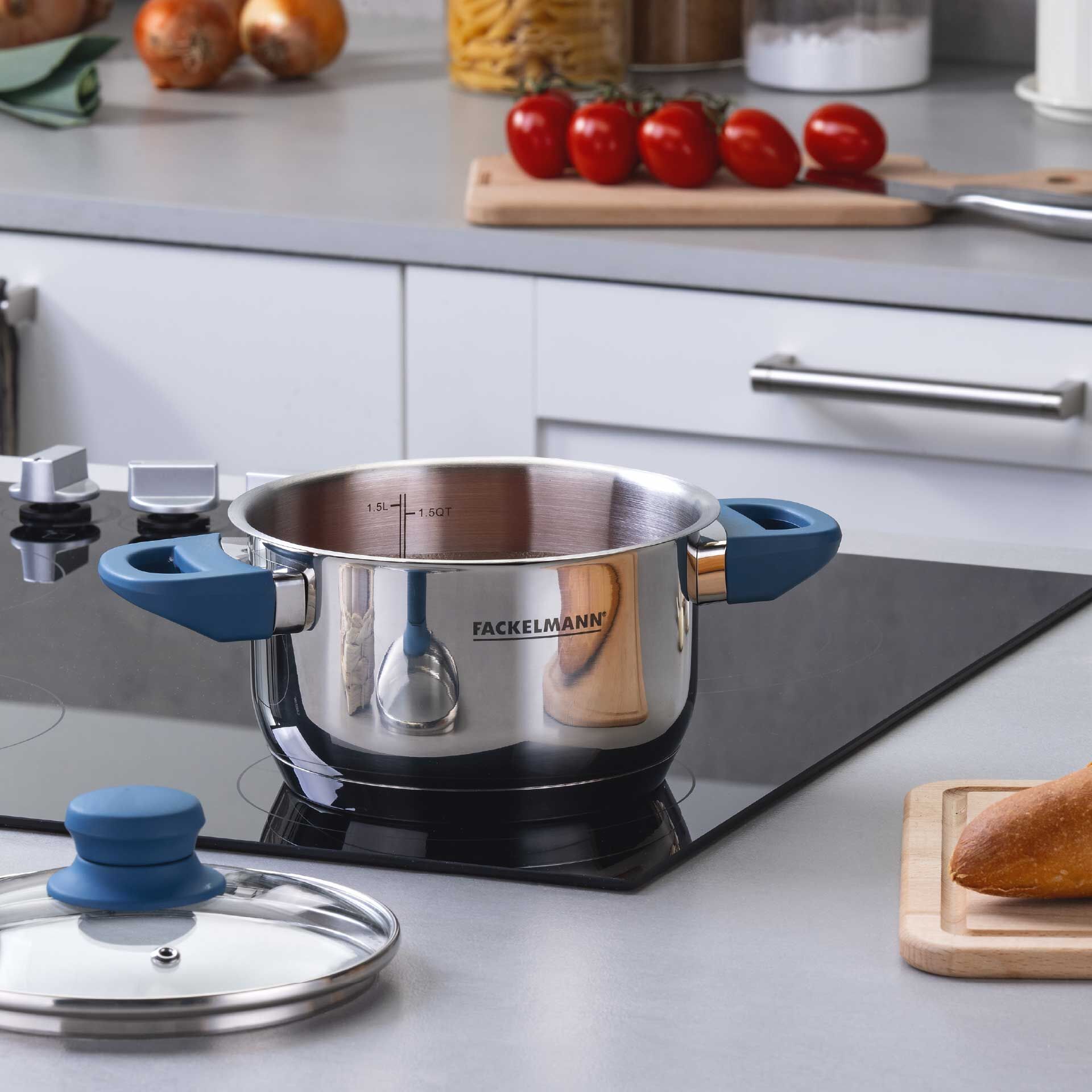 Kjele med lokk Essential Ø16 cm 1,8 L rustfritt stål blå bakside