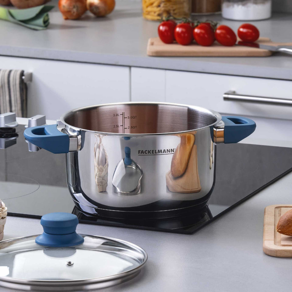 Baksiden av Kjele med lokk Essential Ø20 cm 3,4 L rustfritt stål blå