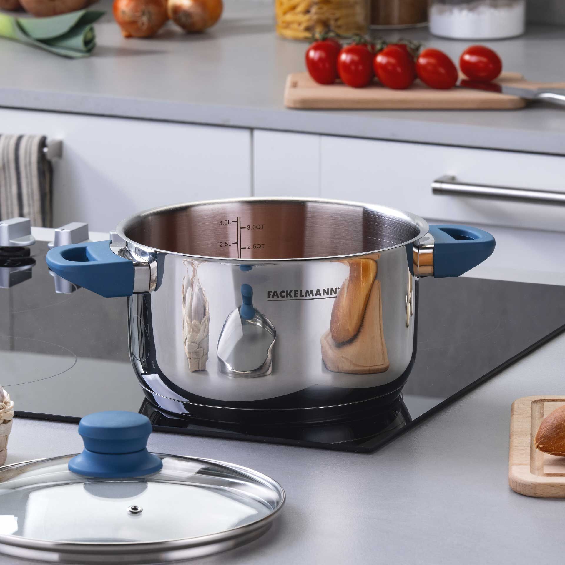 Baksiden av Kjele med lokk Essential Ø20 cm 3,4 L rustfritt stål blå