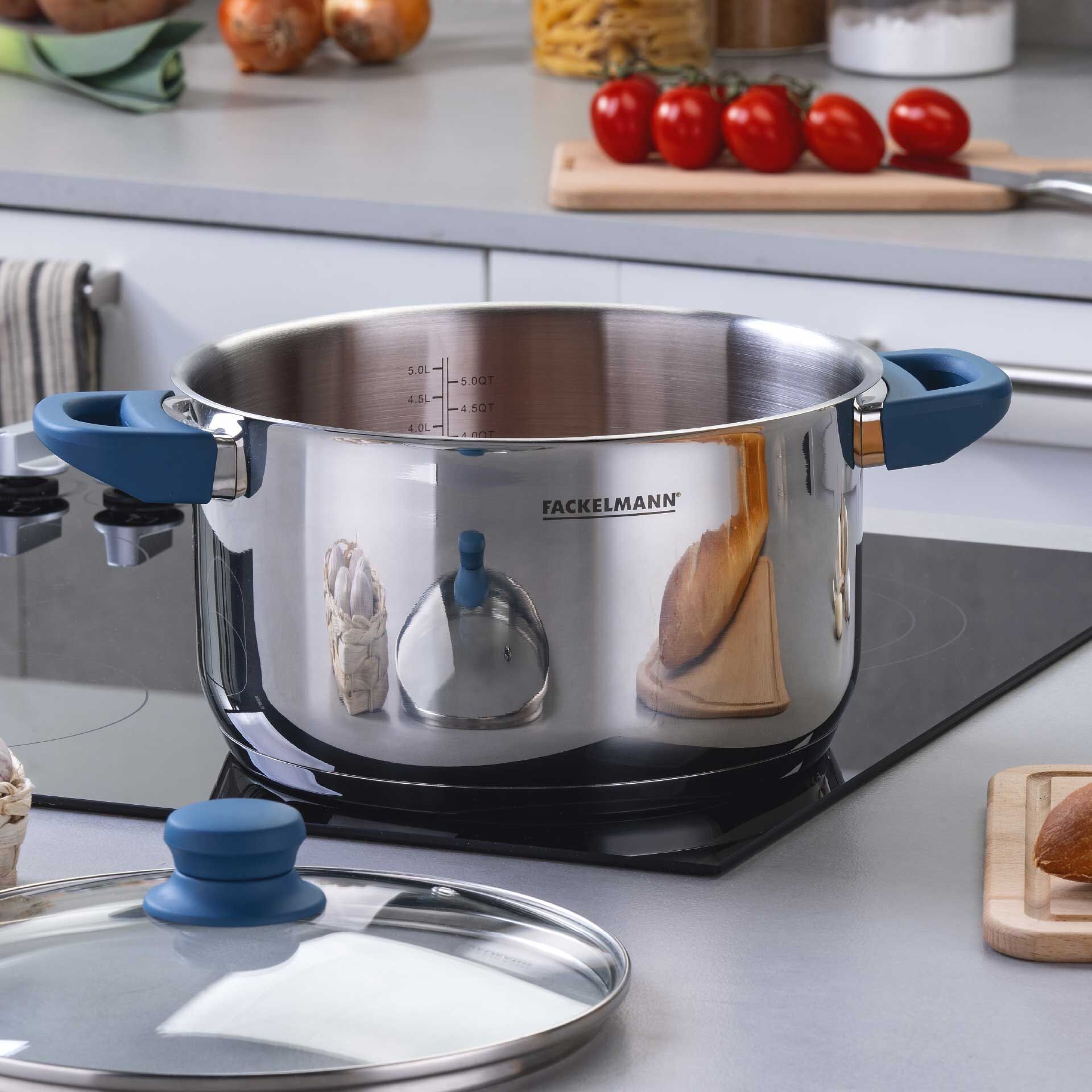 Kjele med lokk Essential Ø24 cm 5,4 L rustfritt stål blå bakside