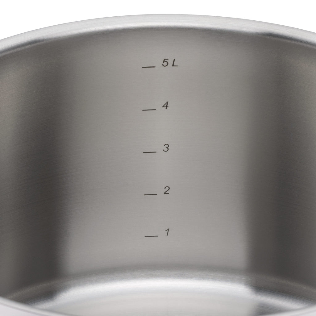 Kjele rustfritt stål 24 cm med glasslokk, induksjon i bruk på induksjonsplate