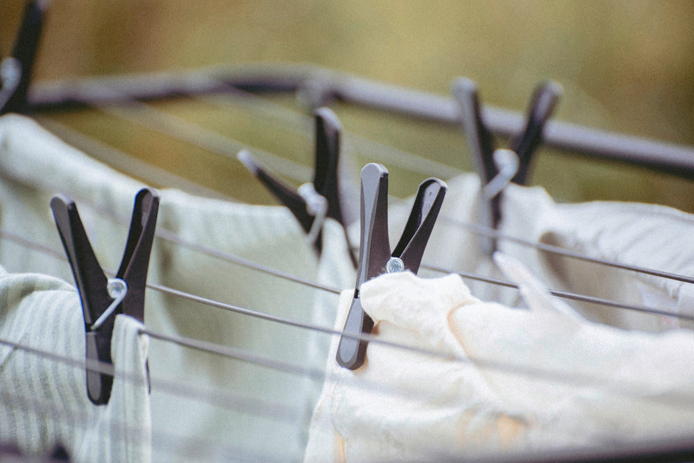 Klesklyper resirkulert plast svart 24 stk - Wenko pakket i eske