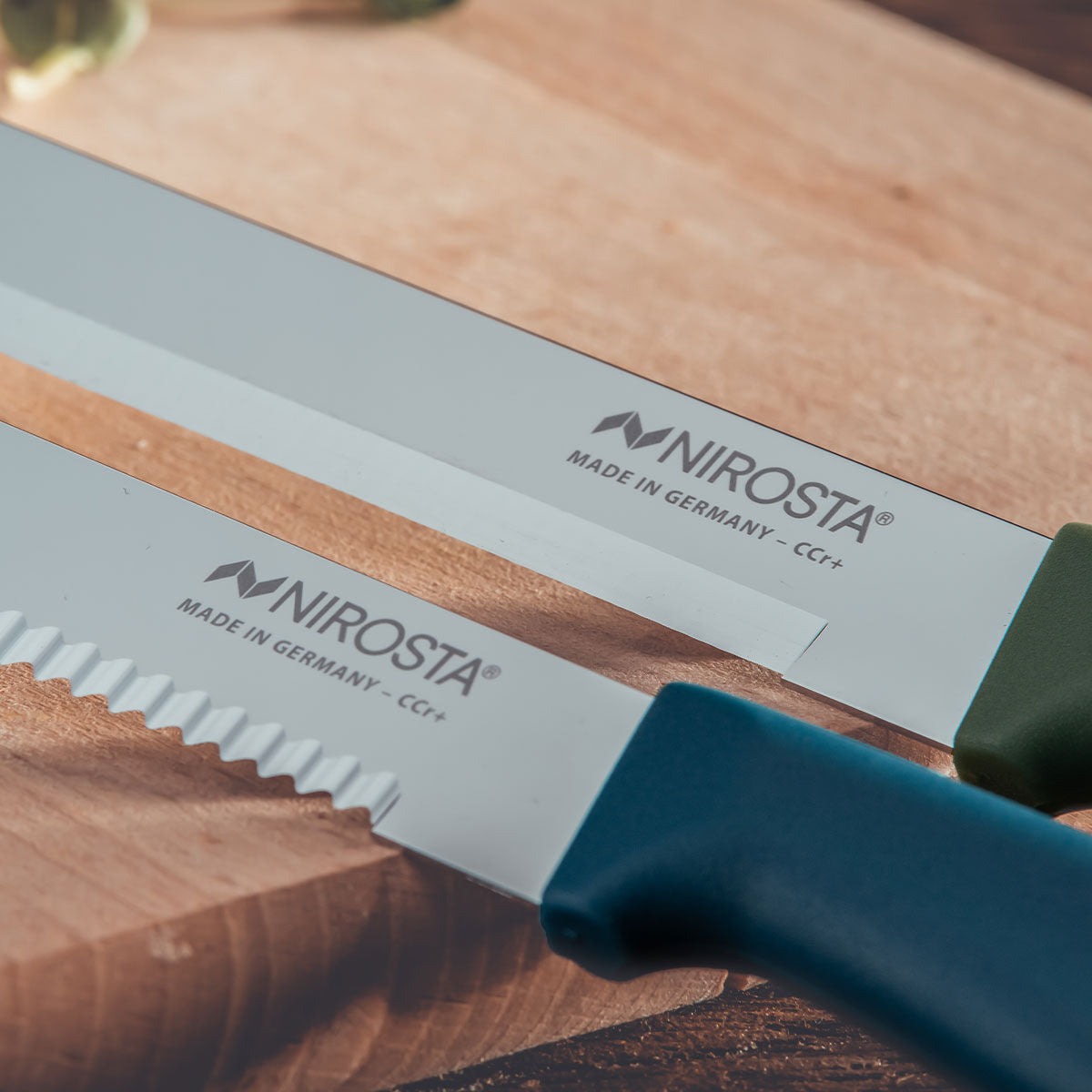 Knivset 2-delt frokost- og universalkniv grønn/blå montert på knivblokk