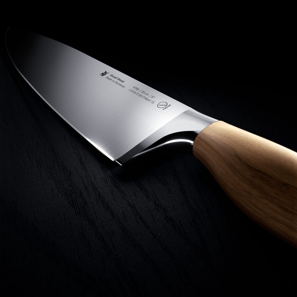 Knivsett 6-delt Grand Wood med FlexTec knivblokk oliventre i bruk på kjøkken