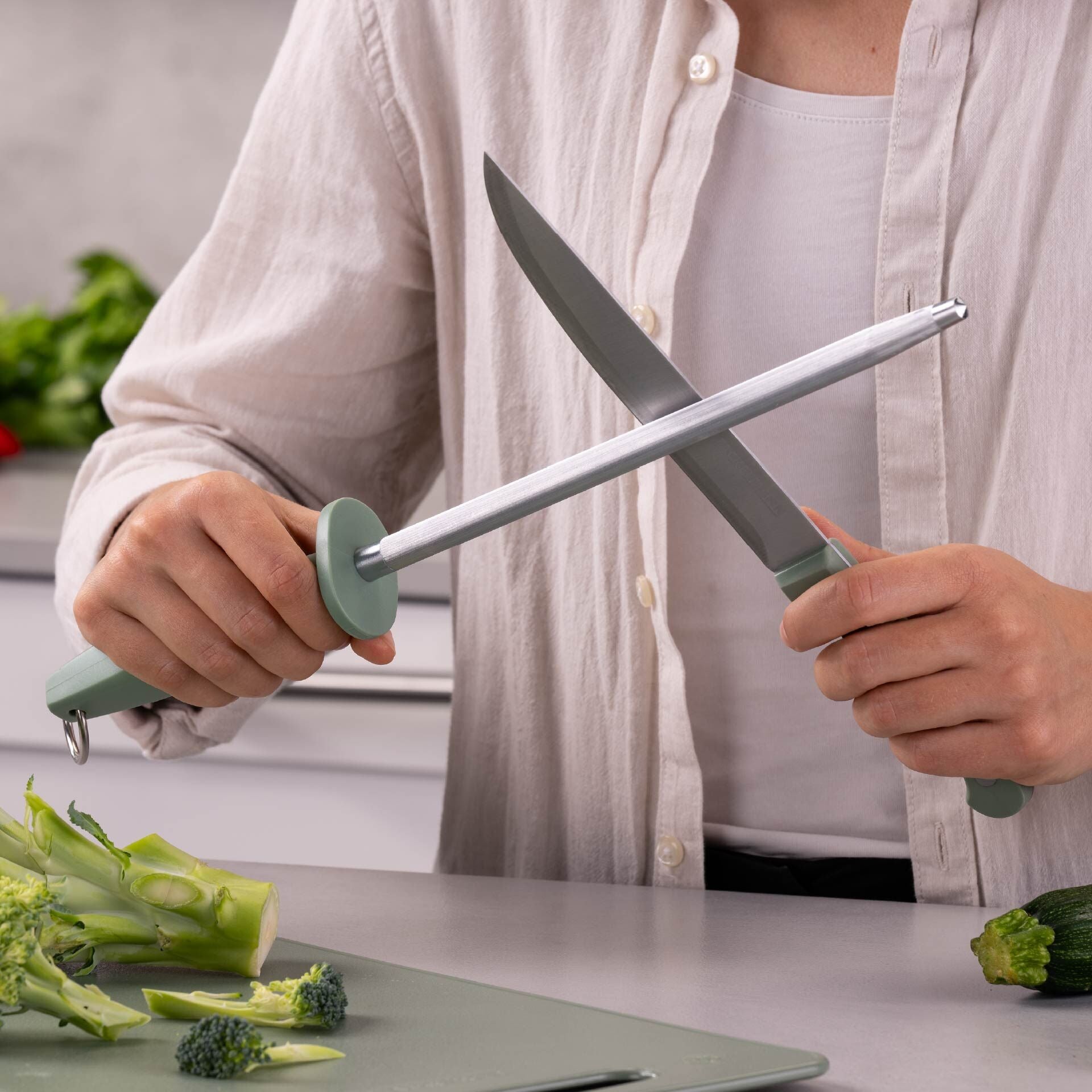 Knivstål grå-grønn med opphengskrok bakside